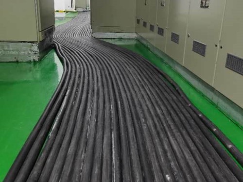 甘谷如何根据理论计算公式计算温度对特定电压测量结果的影响？